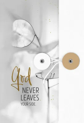 God never leaves your side (Notizbuch mit Knopf)