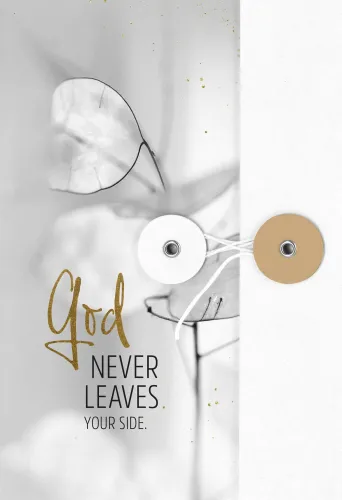 God never leaves your side (Notizbuch mit Knopf)