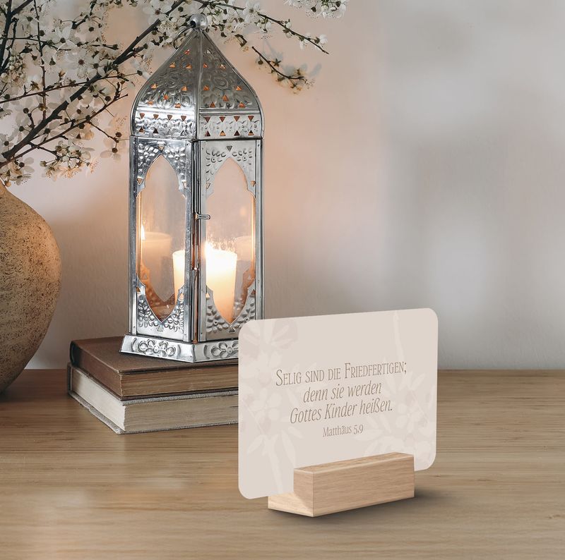 Minikarten-Box „Viel Segen" - 30 Bibelverse Segen und Ermutigung
mit Edlem Holzaufsteller