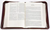 Bible d'étude MacArthur avec étui en cuir véritable - Étui en cuir véritable légèrement grainé...