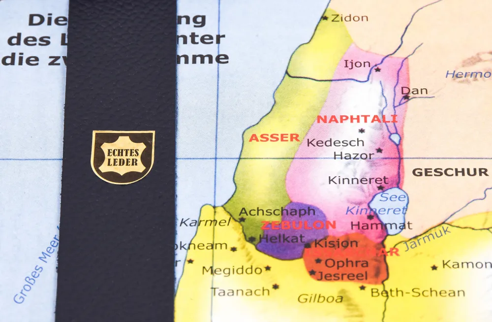 Bible d'étude MacArthur avec étui en cuir véritable - Étui en cuir véritable légèrement grainé...