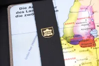 Bible d'étude MacArthur avec étui en cuir véritable - Étui en cuir véritable légèrement grainé...