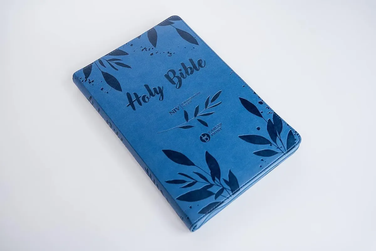 Anglais, Bible New International Version, gros caractères, couverture bleue avec fleurs stylées,...