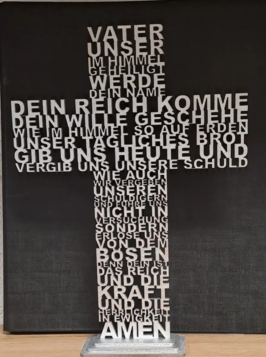 Holzkreuz Unser Vater - silbrig - mit Sockel zum Aufstellen
