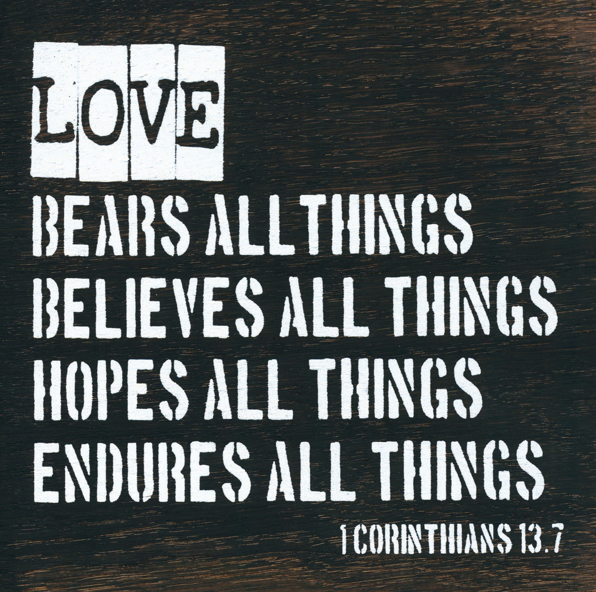 BLOC DESIGN EN BOIS "LOVE BEARS, BELIEVES, HOPES, ENDURES..." - 1 CO. 13,7- A POSER OU A SUSPENDRE