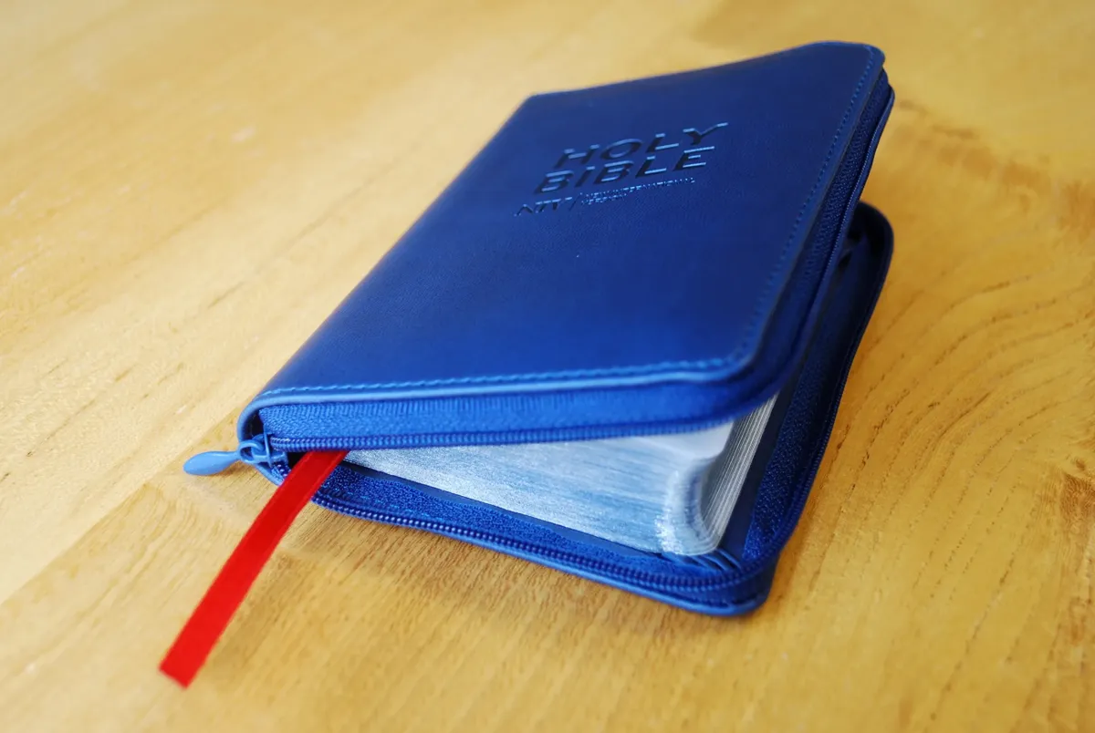 Anglais, Bible New International Version, miniature, souple, bleu, similicuir, fermeture éclair -...