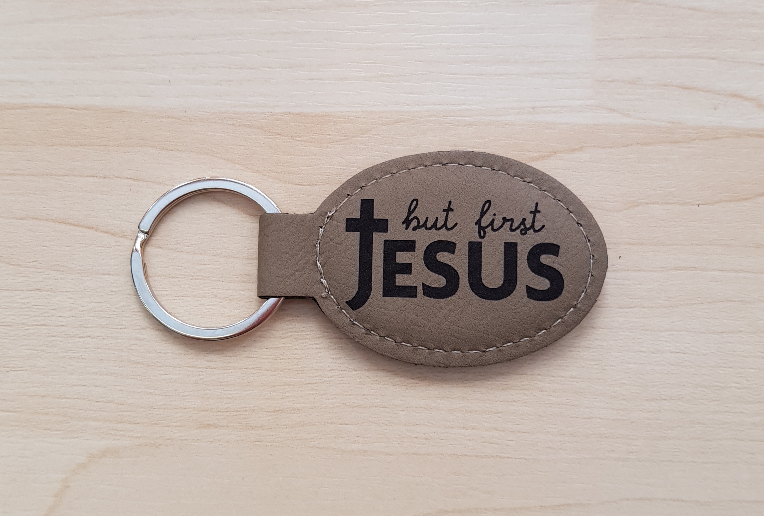 Schlüsselanhänger, "But Jesus First" - beige, Kunstleder, mit gaviertem Schriftzug