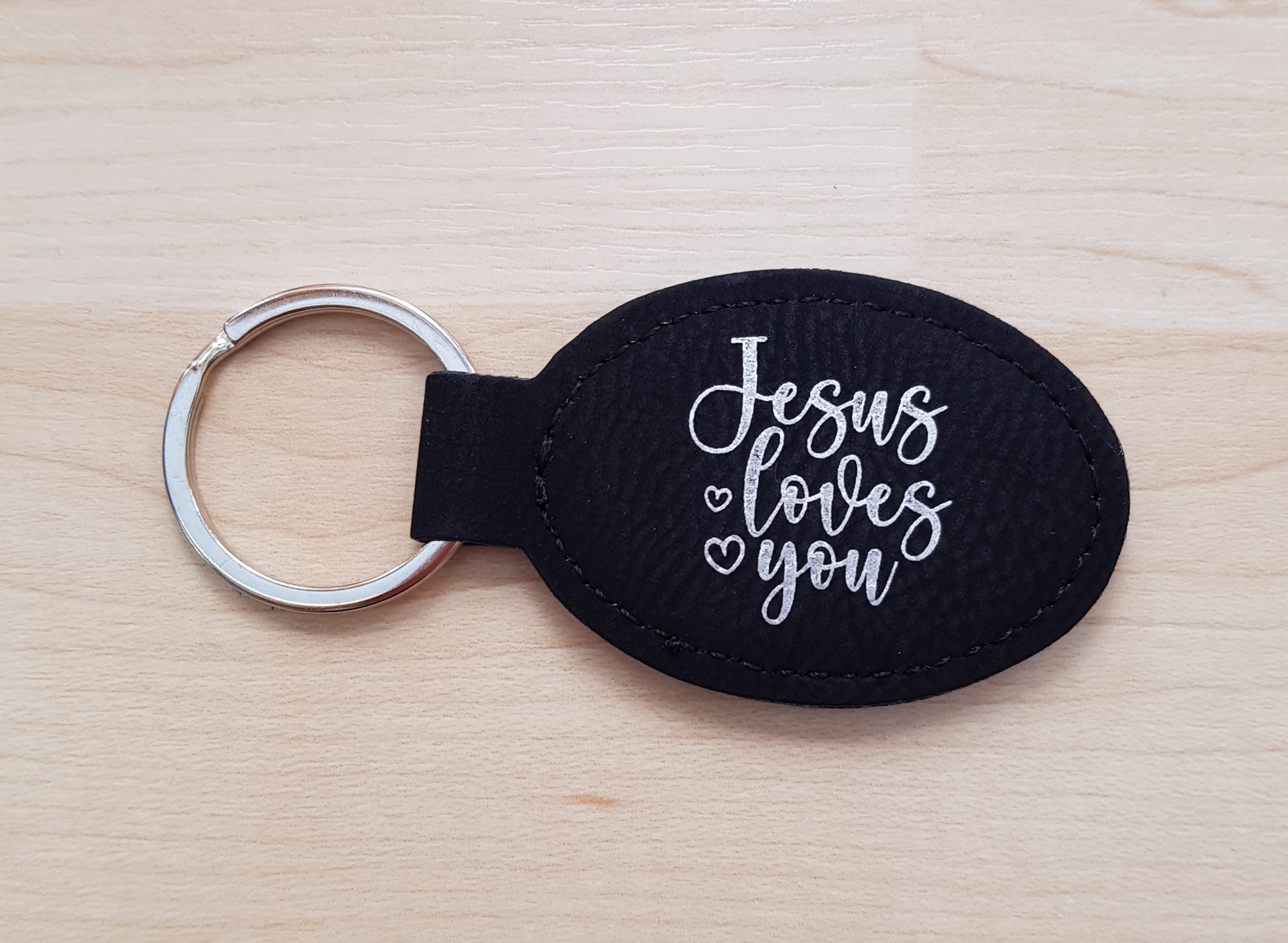 Schlüsselanhänger, "Jesus loves you" - schwarz, Kunstleder, mit graviertem Schriftzug
