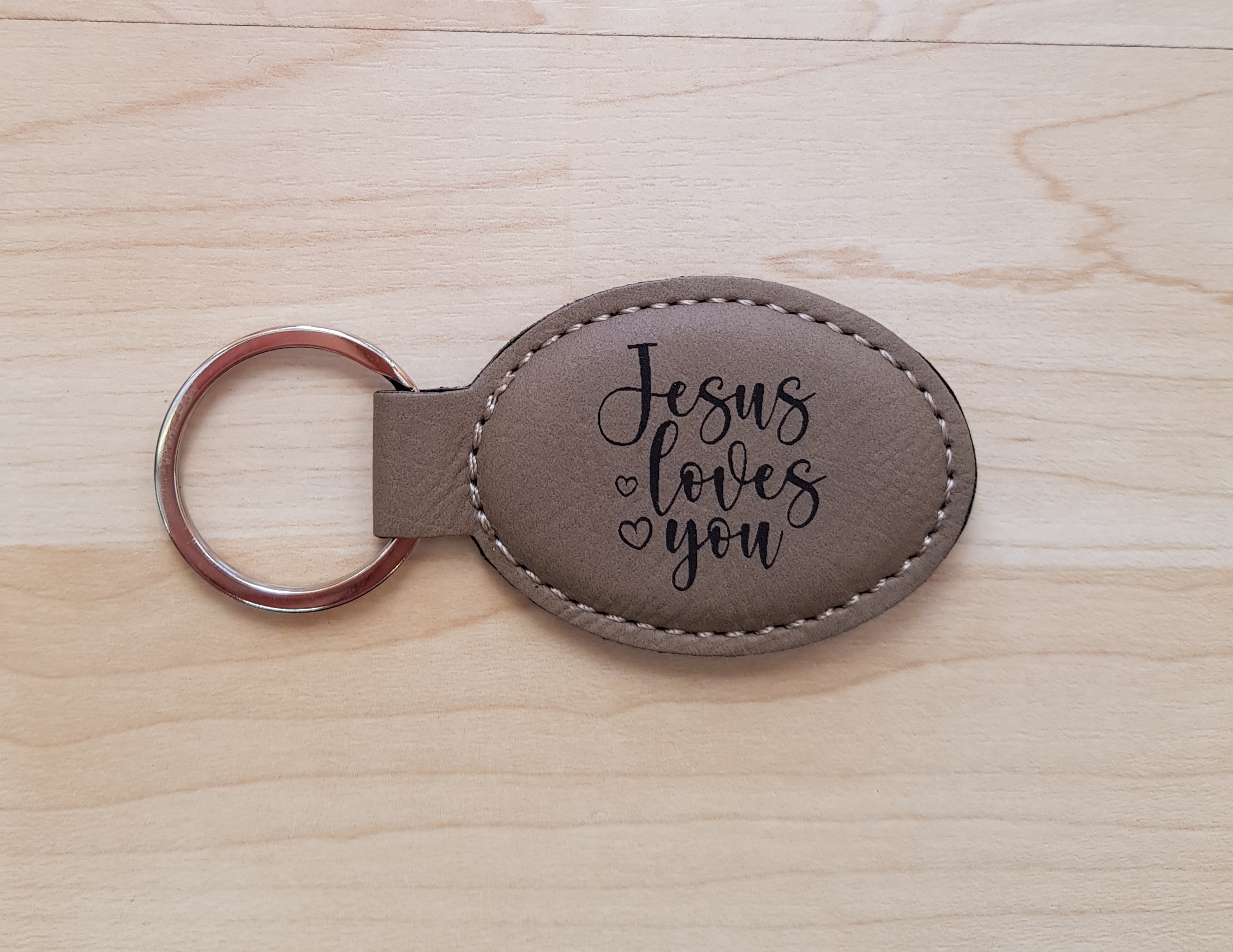 Schlüsselanhänger, "Jesus loves you" - beige, Kunstleder, mit graviertem Schriftzug