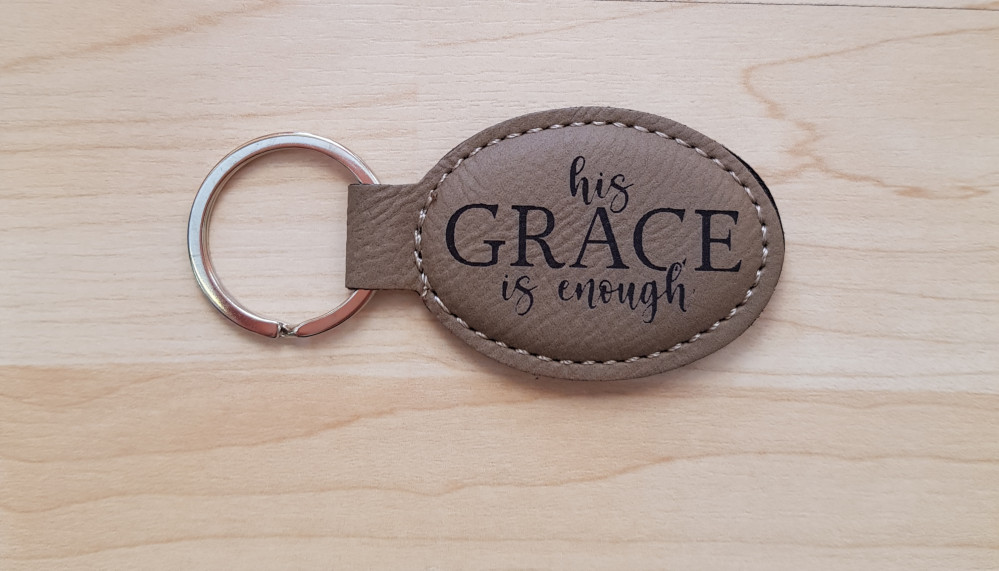 Schlüsselanhänger, "His Grace is enough" - beige, Kunstleder, mit graviertem Schriftzug